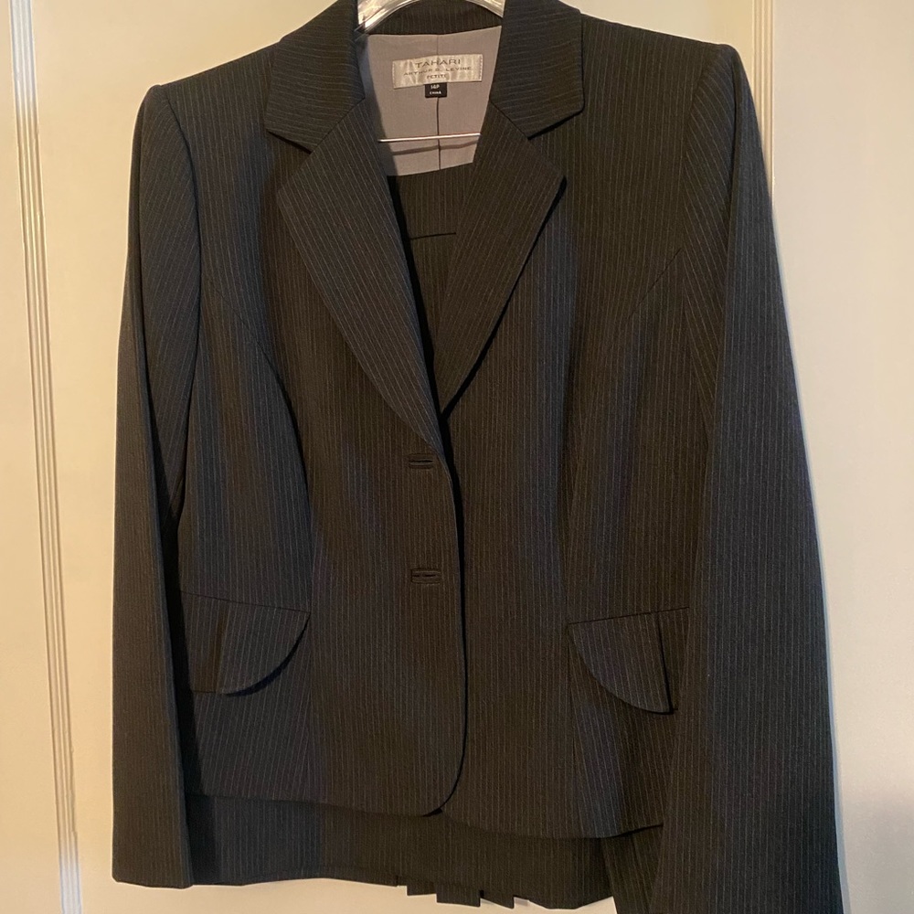 NWT Tahari “Henry” Suit - 14P